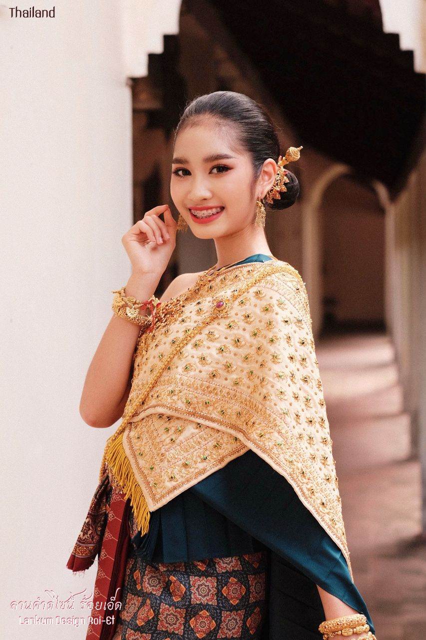 Thai Wedding Dress by Lankum design Roi-Et | THAILAND 🇹🇭