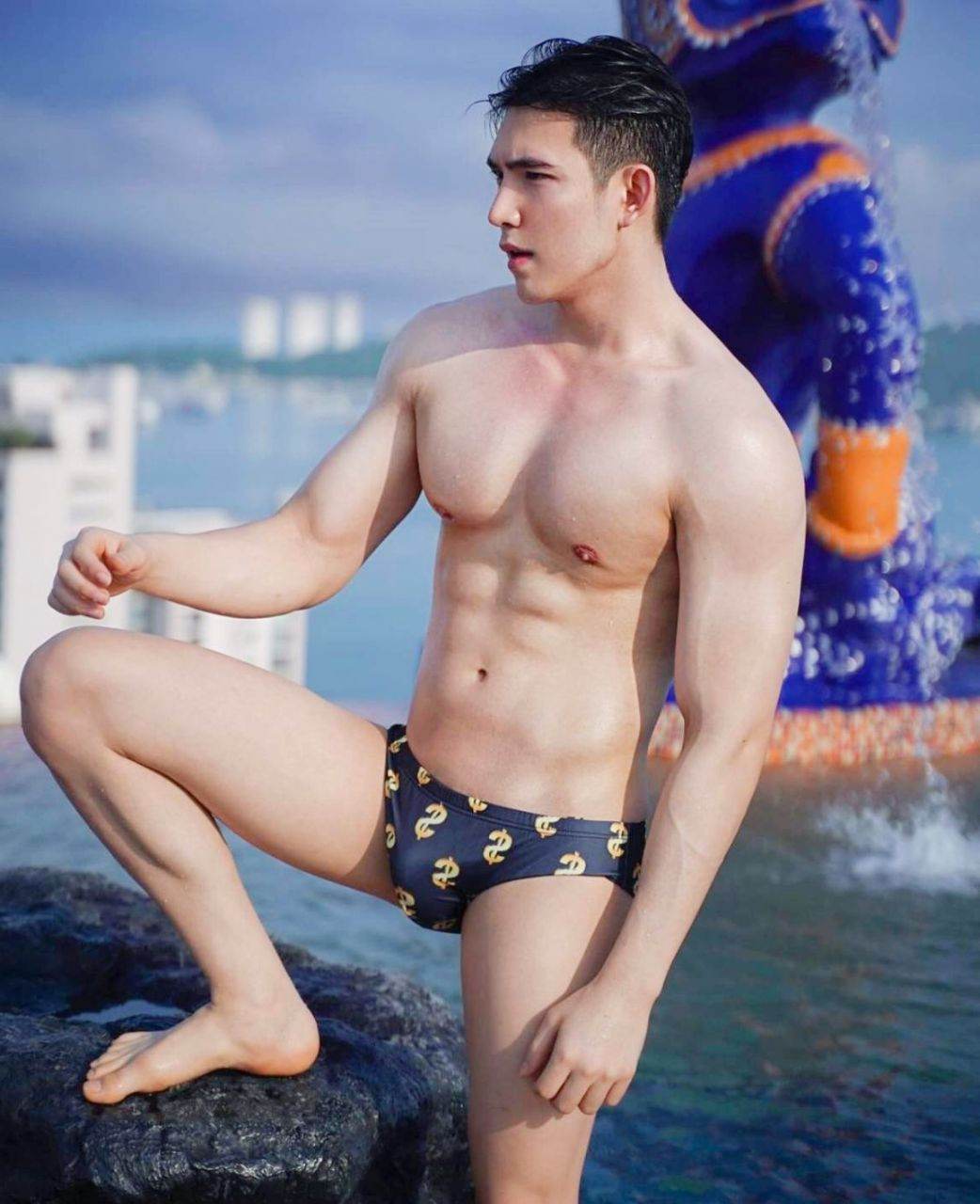 เที่ยงเตียงเอี๊ยดอ๊าด