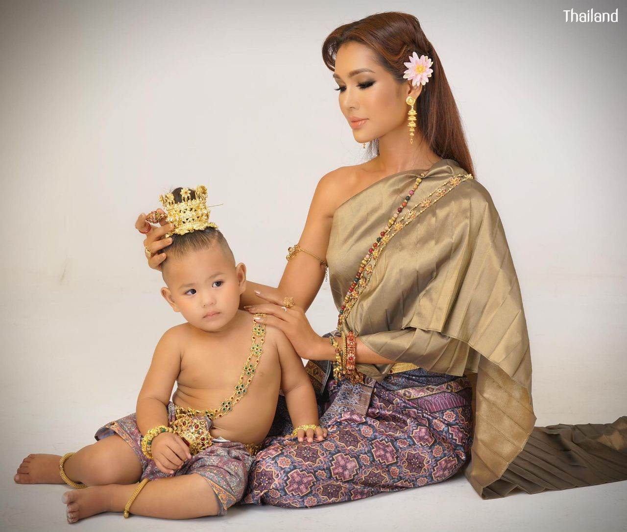 Thai Traditional Dress: ผ้าลายอย่าง | THAILAND 🇹🇭