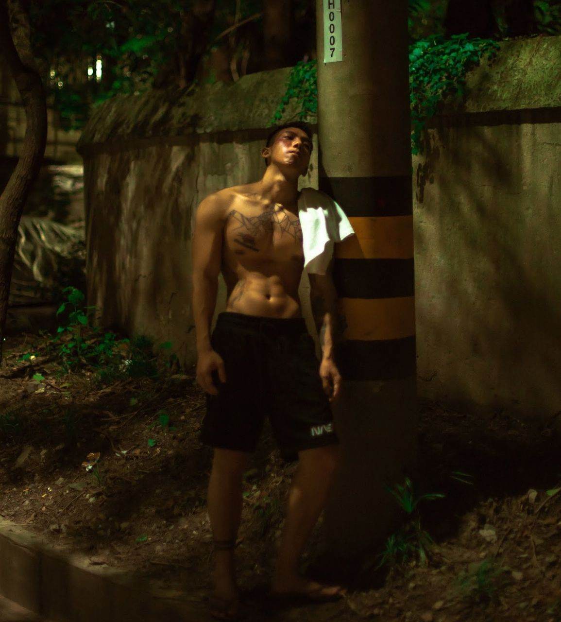 หนุ่มหล่อขึ้นปก 1023