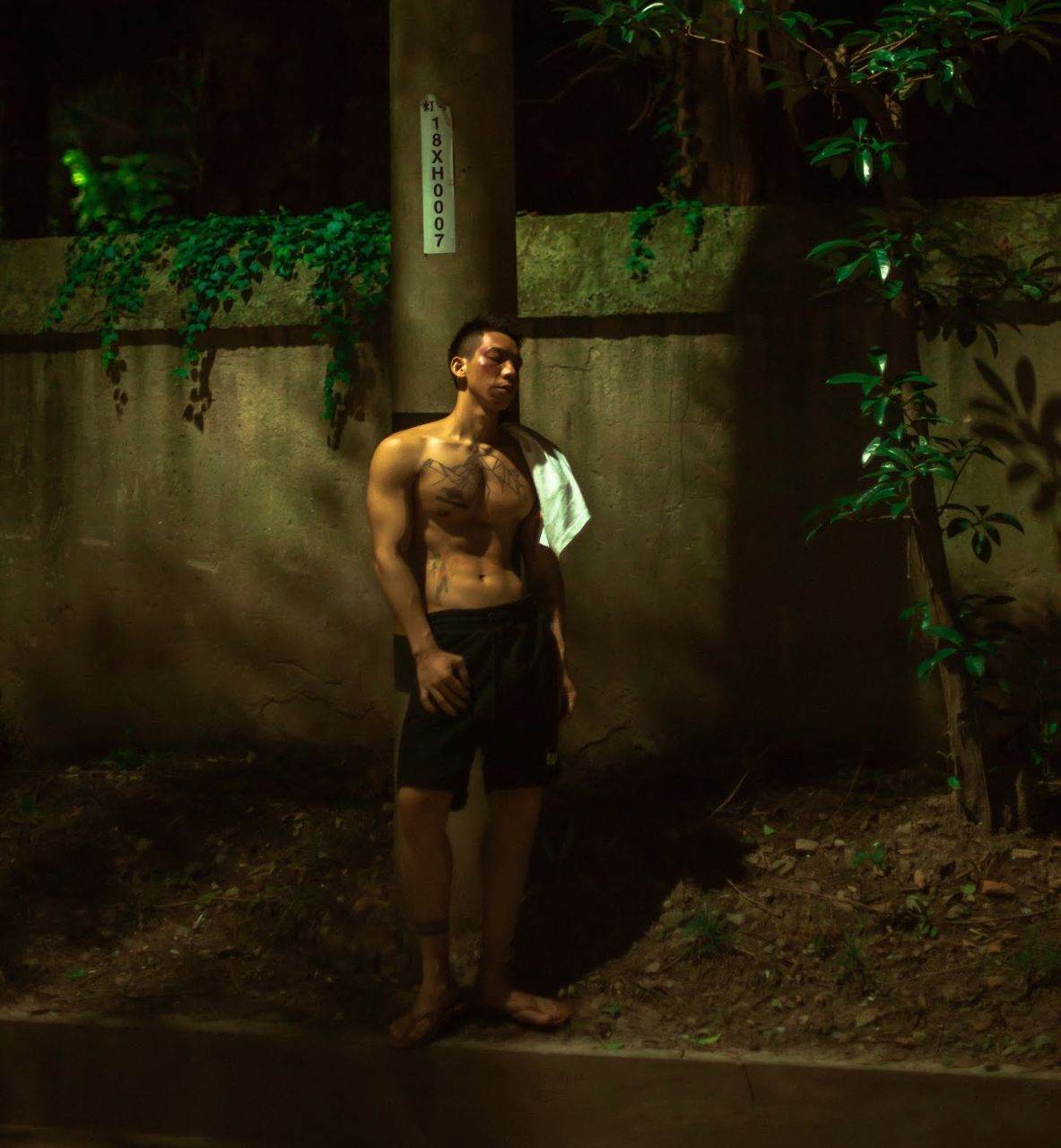 หนุ่มหล่อขึ้นปก 1023