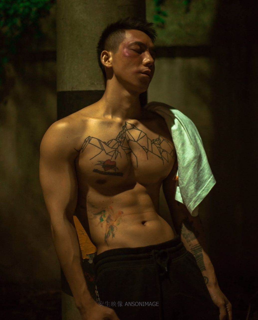 หนุ่มหล่อขึ้นปก 1023