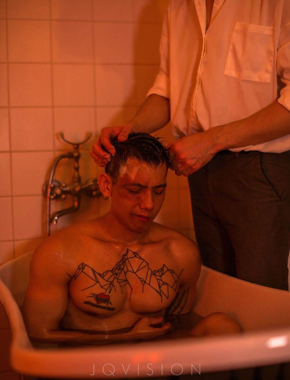 หนุ่มหล่อขึ้นปก 1023