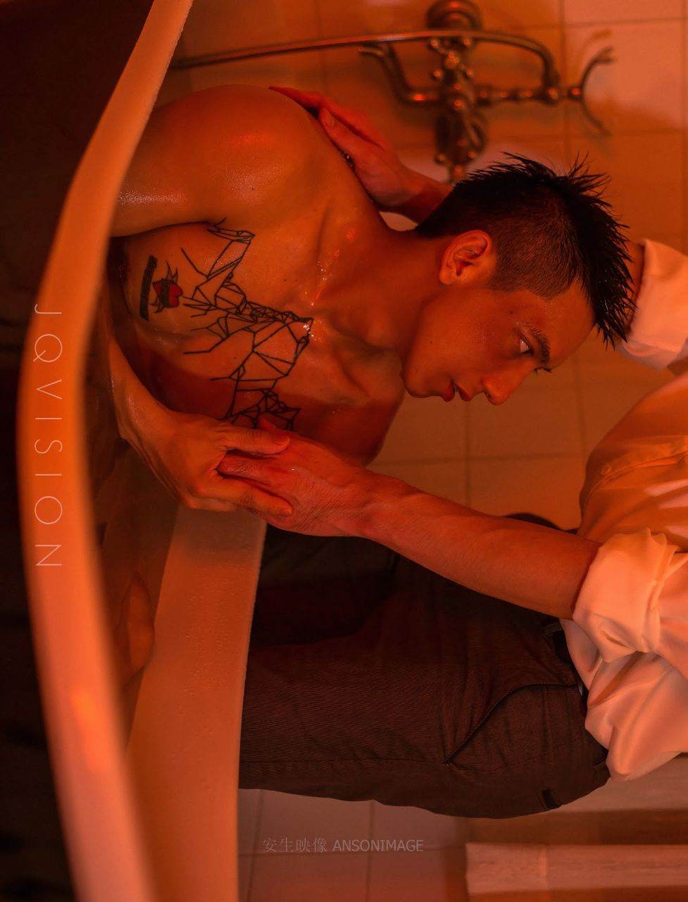 หนุ่มหล่อขึ้นปก 1023