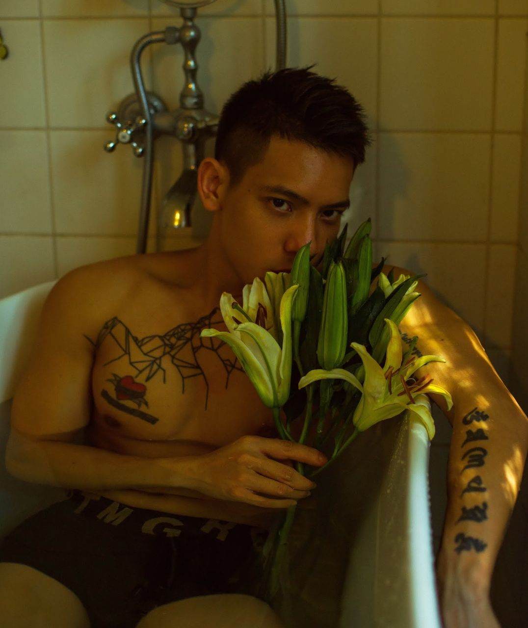 หนุ่มหล่อขึ้นปก 1023.1