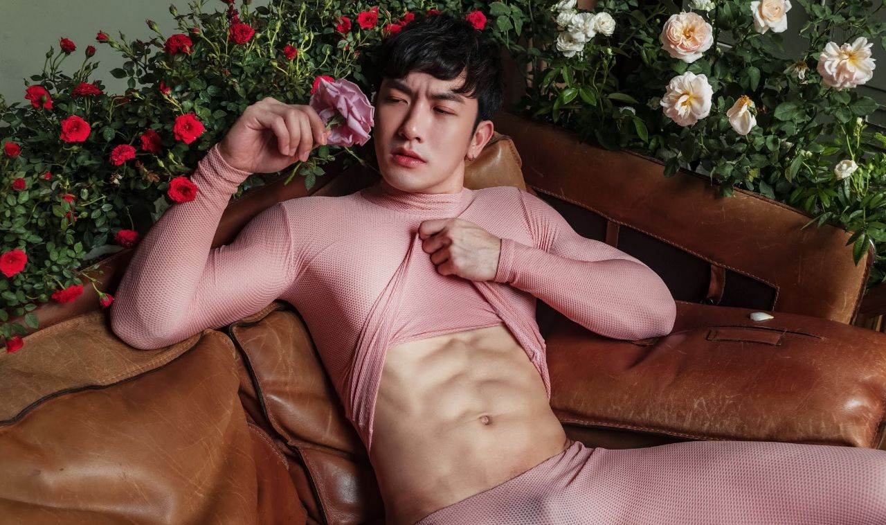 หนุ่มหล่อขึ้นปก 1024