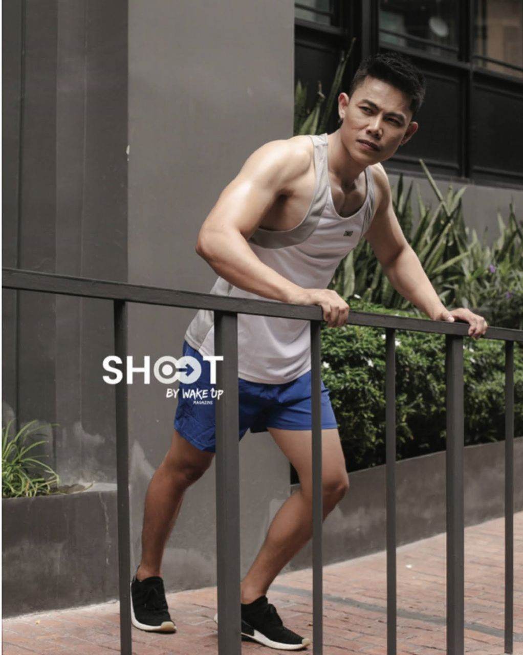 หนุ่มหล่อขึ้นปก 1025