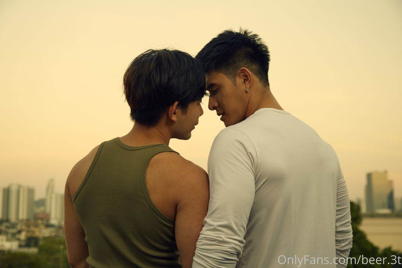 หนุ่มหล่อขึ้นปก 1026