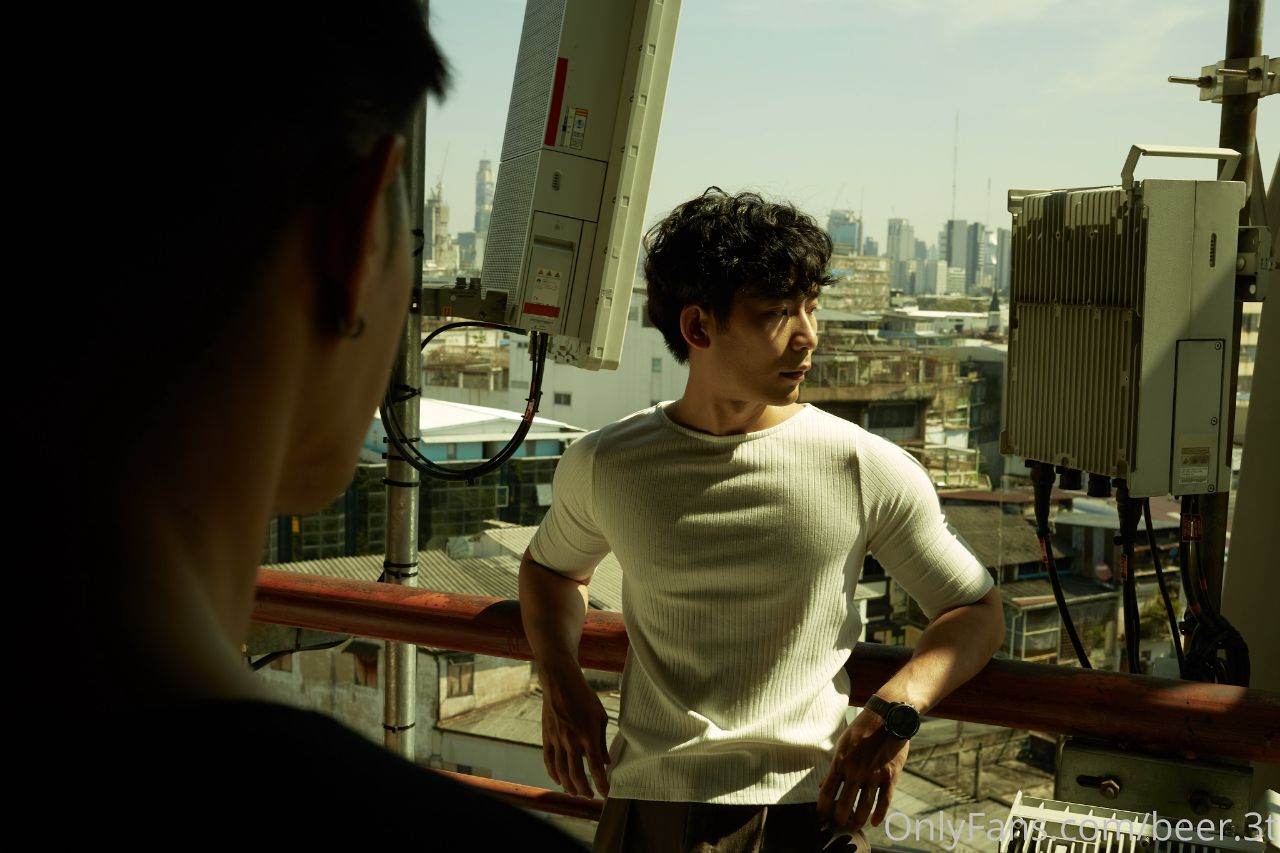 หนุ่มหล่อขึ้นปก 1026