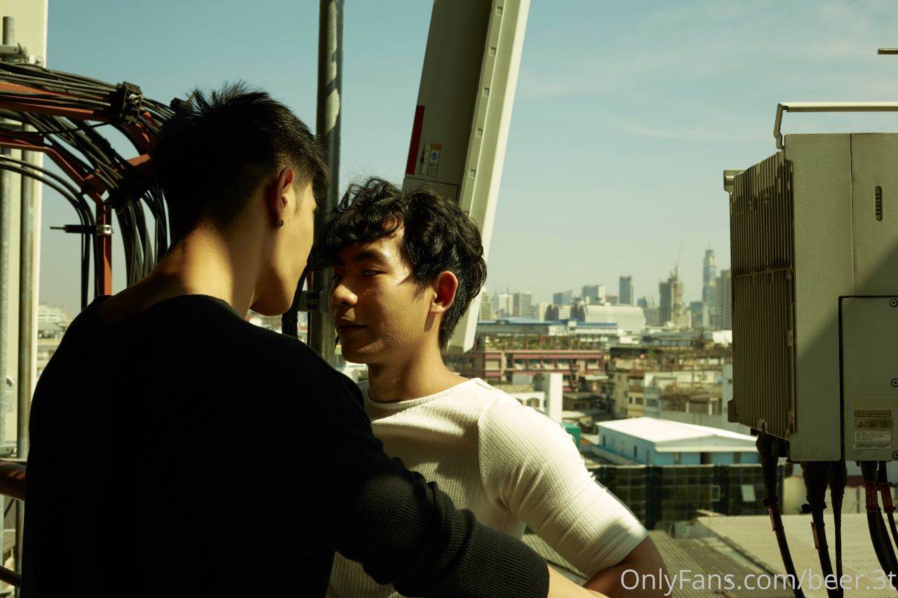 หนุ่มหล่อขึ้นปก 1026