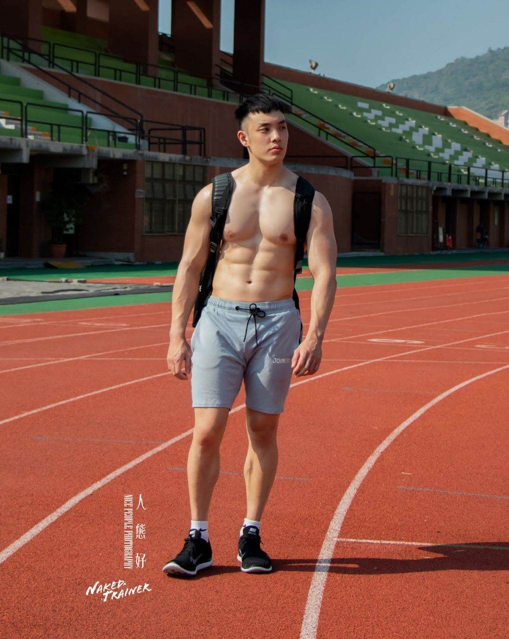 หนุ่มหล่อขึ้นปก 1027