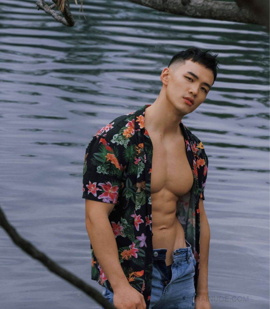 หนุ่มหล่อขึ้นปก 1028