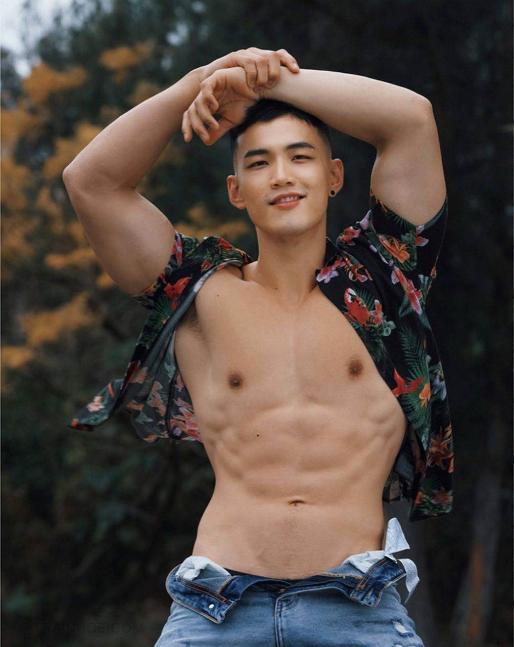 หนุ่มหล่อขึ้นปก 1028