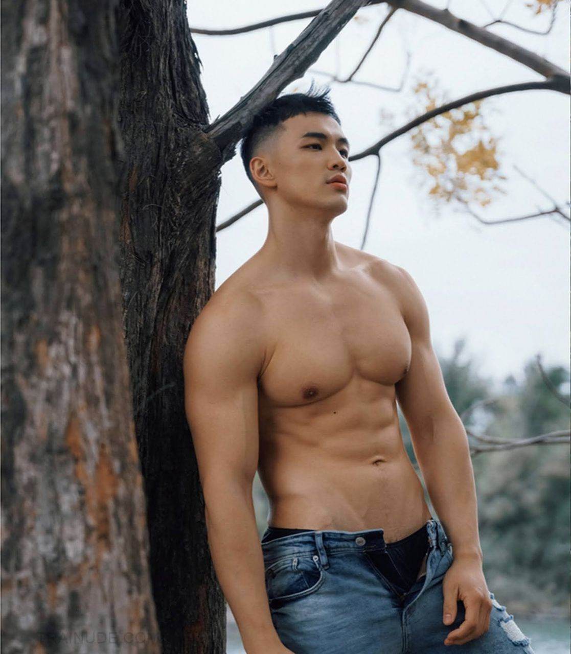 หนุ่มหล่อขึ้นปก 1028