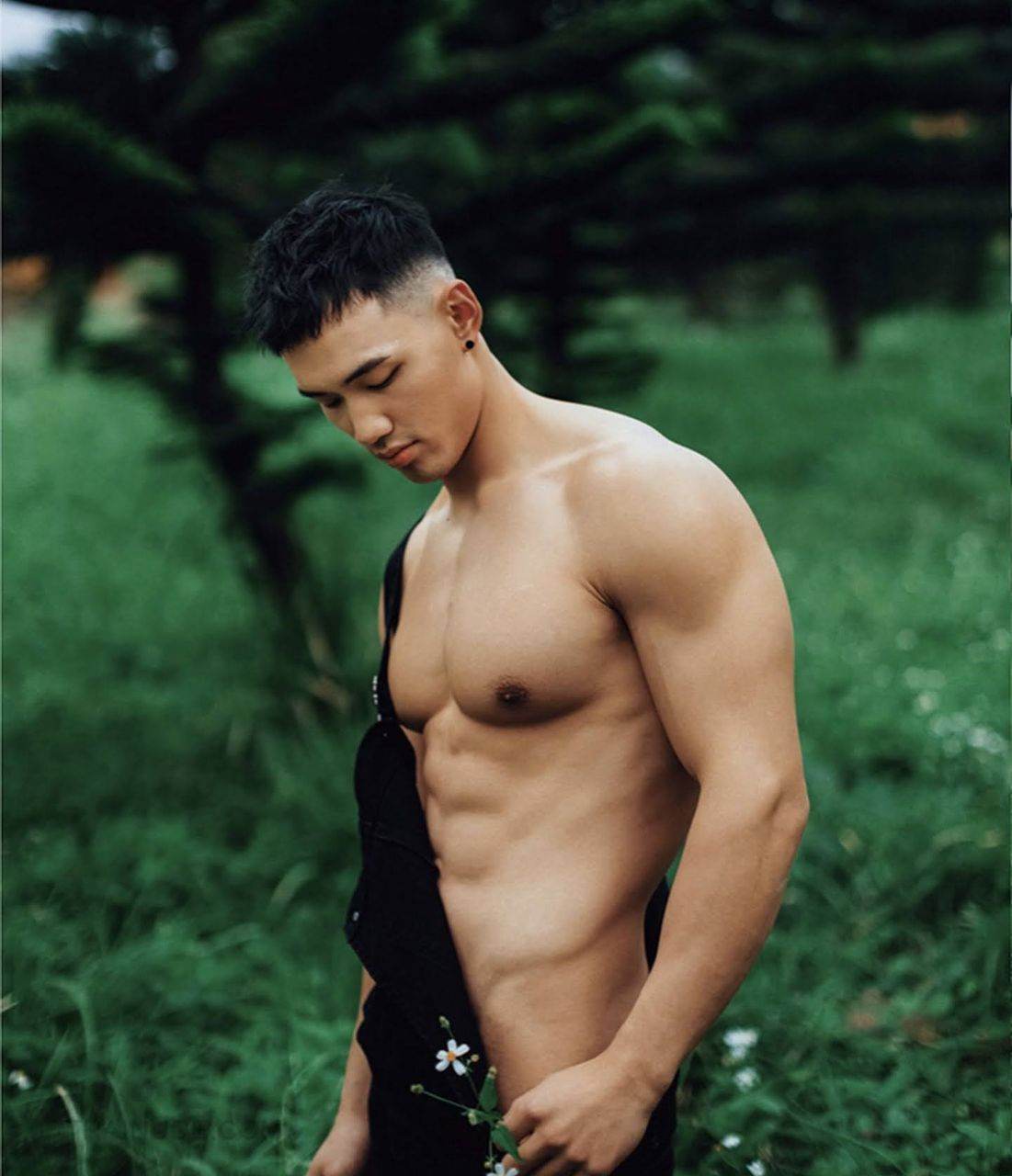 หนุ่มหล่อขึ้นปก 1028
