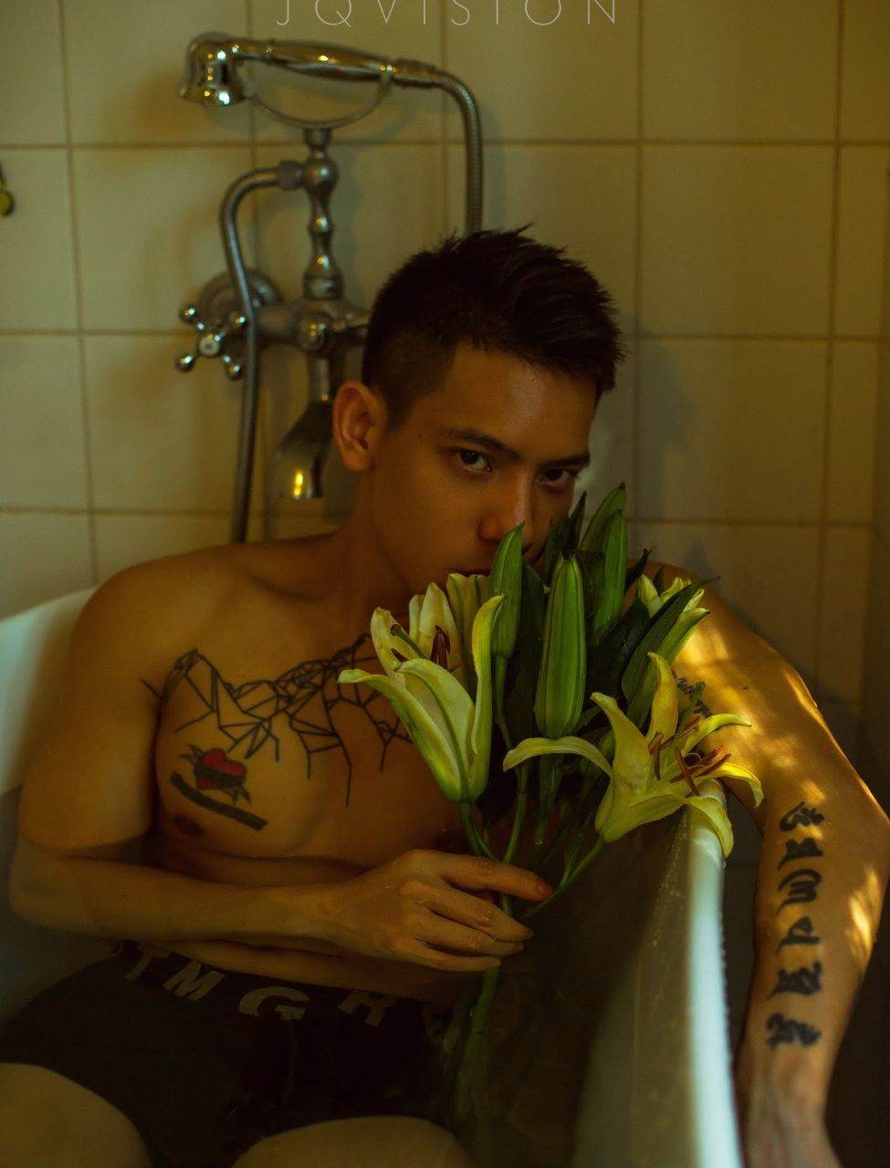 หนุ่มหล่อขึ้นปก 1023.2