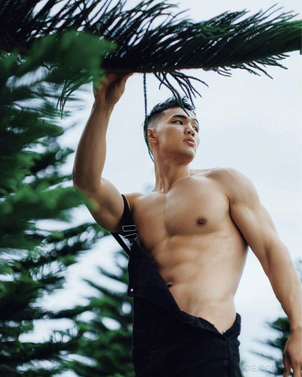 หนุ่มหล่อขึ้นปก 1028.1