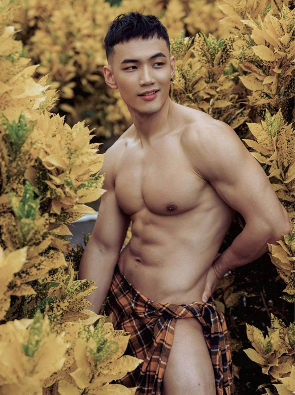 หนุ่มหล่อขึ้นปก 1028.1