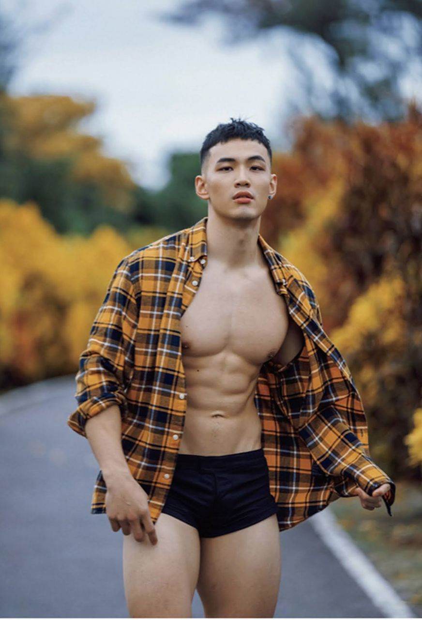 หนุ่มหล่อขึ้นปก 1028.1