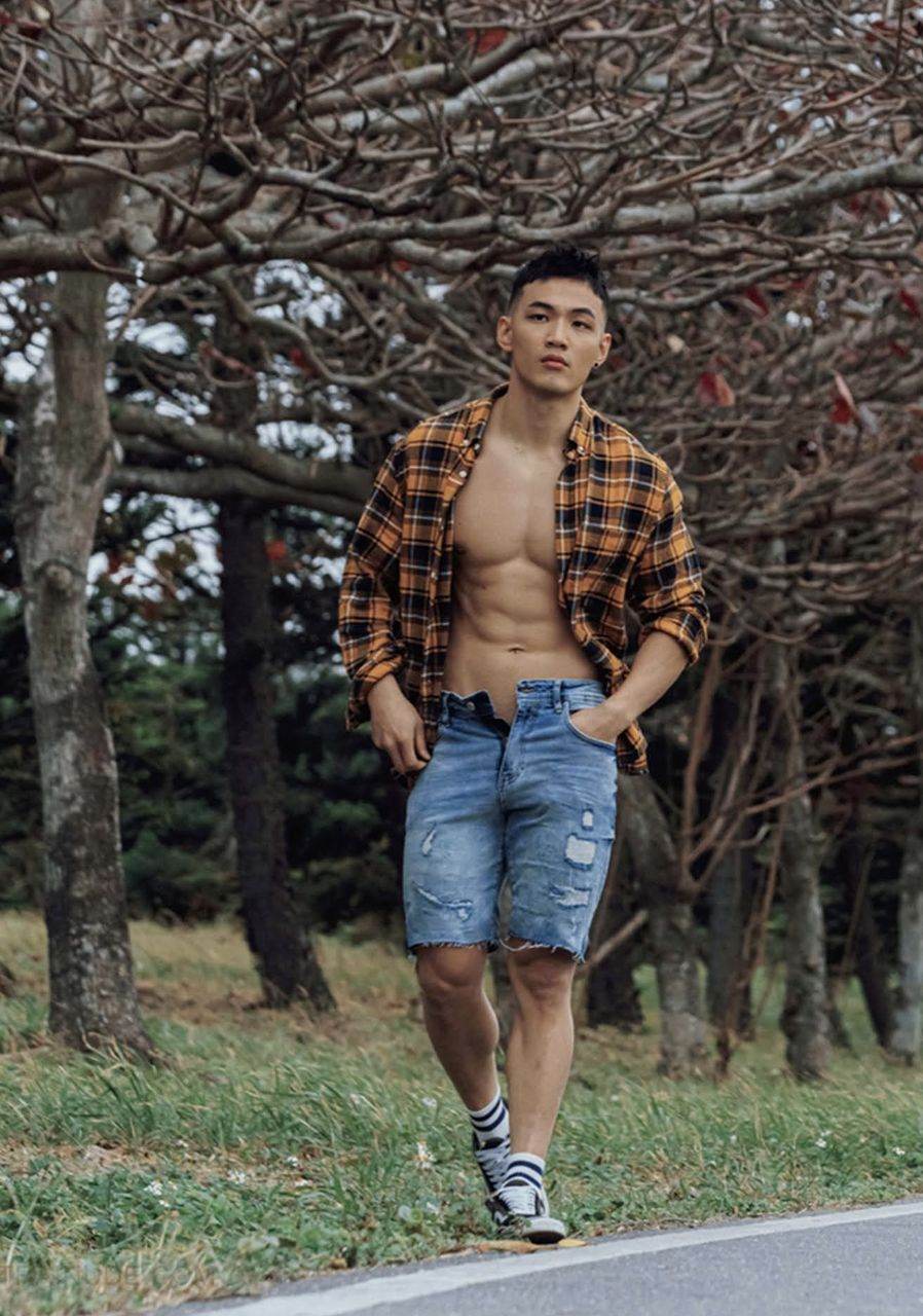 หนุ่มหล่อขึ้นปก 1028.1