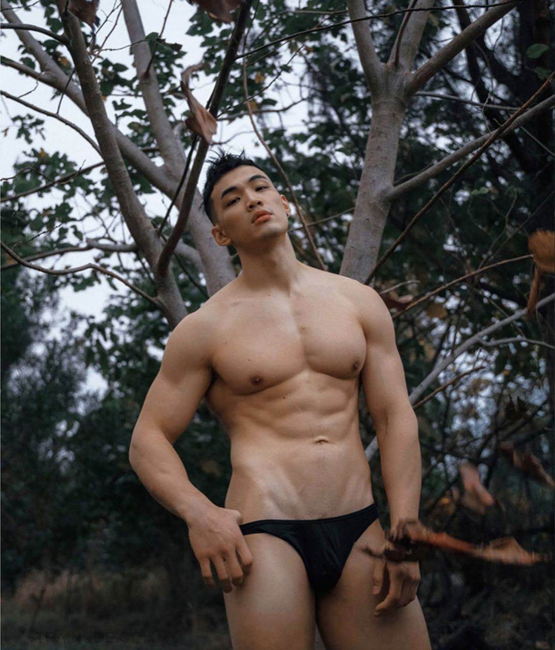 หนุ่มหล่อขึ้นปก 1028.1