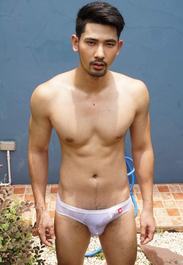 แขนยันขาแยกโน้มตัวก้ม(โรม.ภาณุพงศ์)มาเก็บสบู่ให้