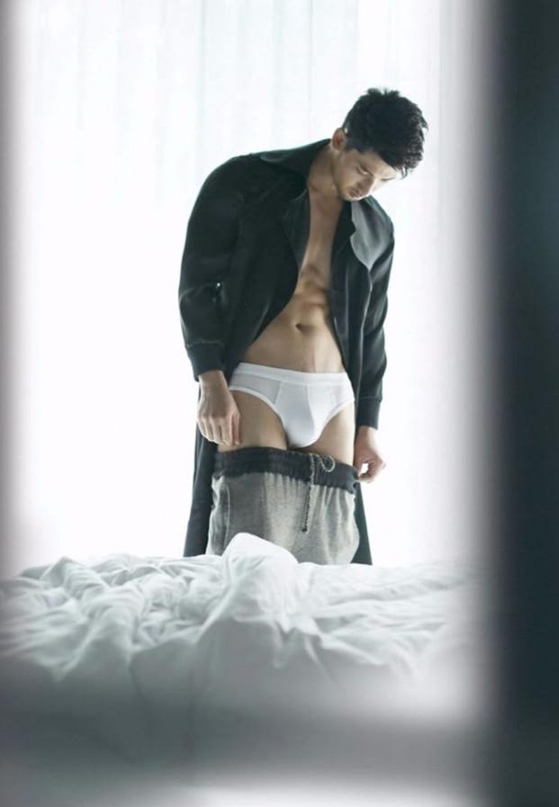 แขนยันขาแยกโน้มตัวก้ม(โรม.ภาณุพงศ์)มาเก็บสบู่ให้