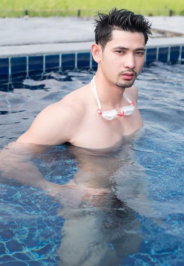 แขนยันขาแยกโน้มตัวก้ม(โรม.ภาณุพงศ์)มาเก็บสบู่ให้