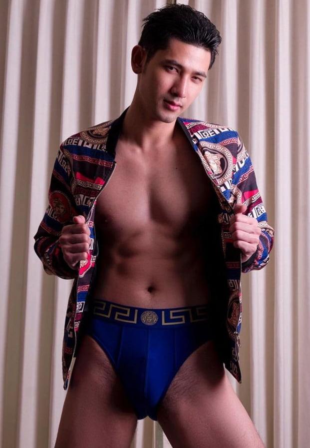 แขนยันขาแยกโน้มตัวก้ม(โรม.ภาณุพงศ์)มาเก็บสบู่ให้