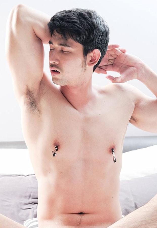 แขนยันขาแยกโน้มตัวก้ม(โรม.ภาณุพงศ์)มาเก็บสบู่ให้