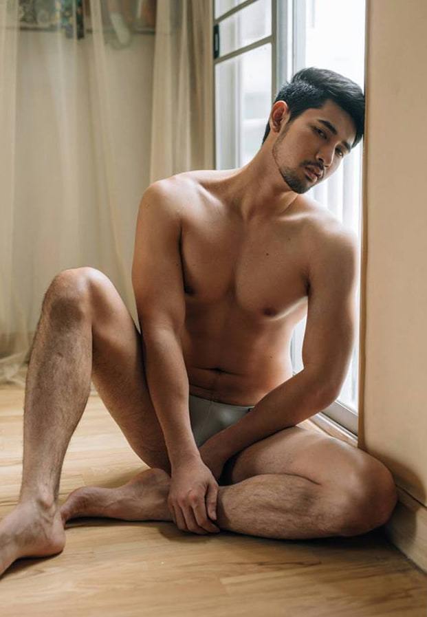 แขนยันขาแยกโน้มตัวก้ม(โรม.ภาณุพงศ์)มาเก็บสบู่ให้
