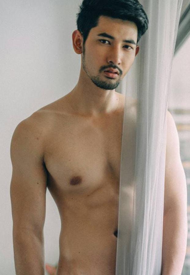 แขนยันขาแยกโน้มตัวก้ม(โรม.ภาณุพงศ์)มาเก็บสบู่ให้