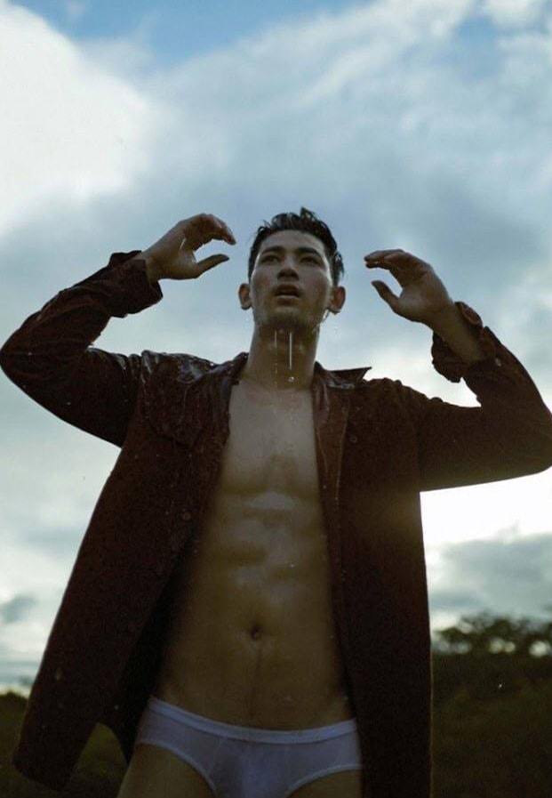 แขนยันขาแยกโน้มตัวก้ม(โรม.ภาณุพงศ์)มาเก็บสบู่ให้