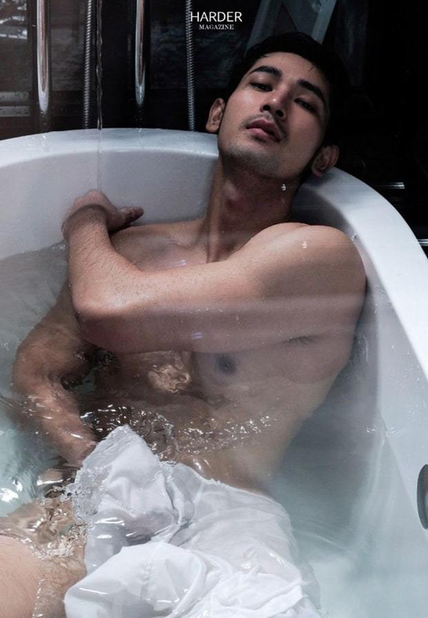 แขนยันขาแยกโน้มตัวก้ม(โรม.ภาณุพงศ์)มาเก็บสบู่ให้