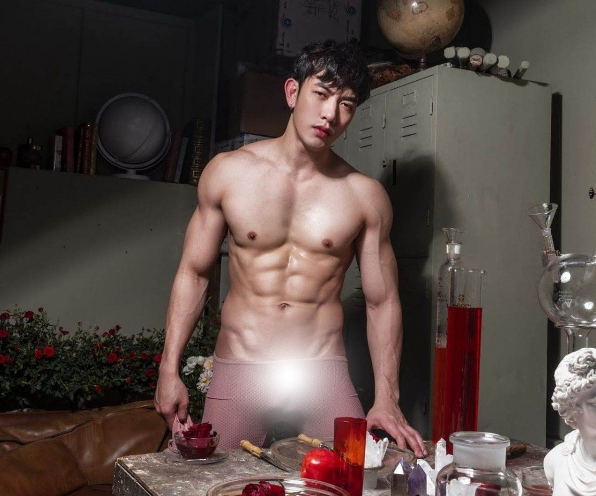 หนุ่มหล่อขึ้นปก 1024.2