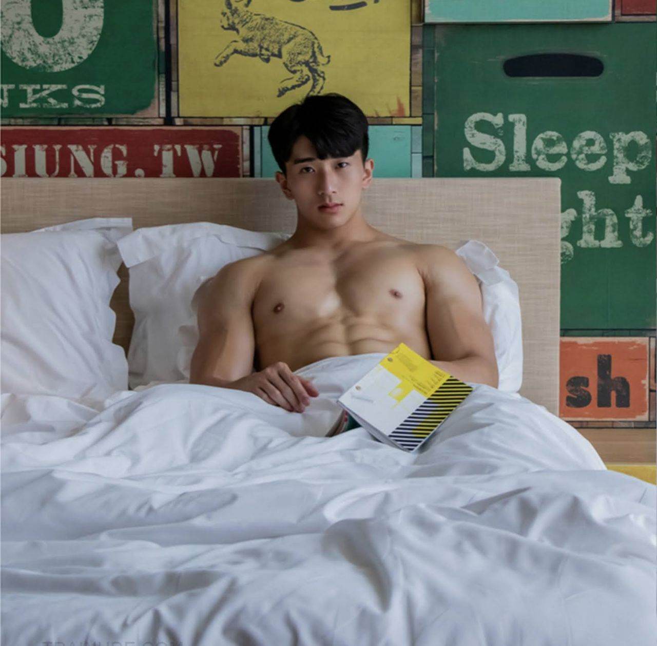 หนุ่มหล่อขึ้นปก 1027.2