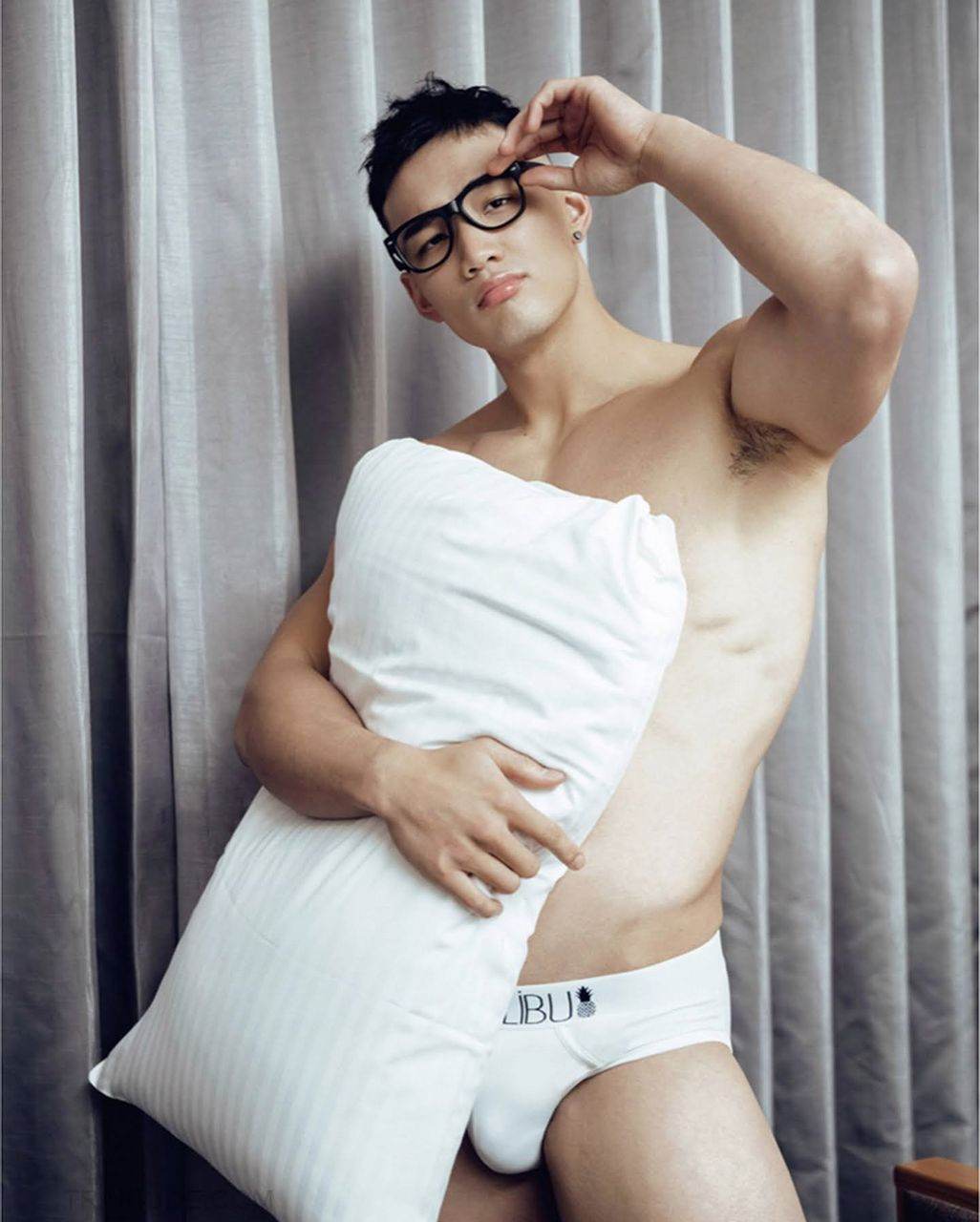 หนุ่มหล่อขึ้นปก 1028.2