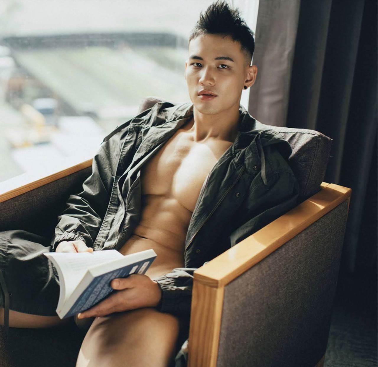 หนุ่มหล่อขึ้นปก 1028.2