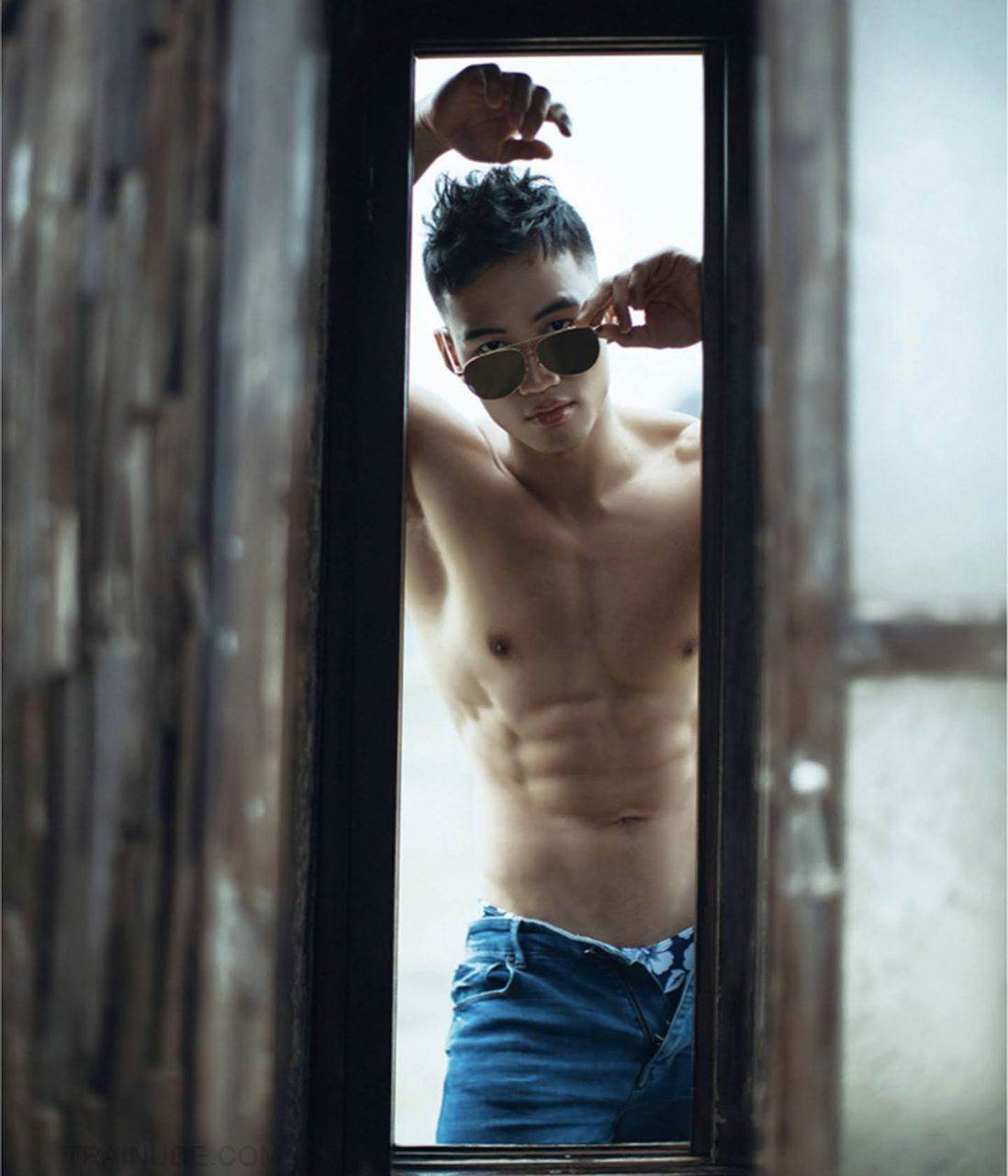 หนุ่มหล่อขึ้นปก 1028.2