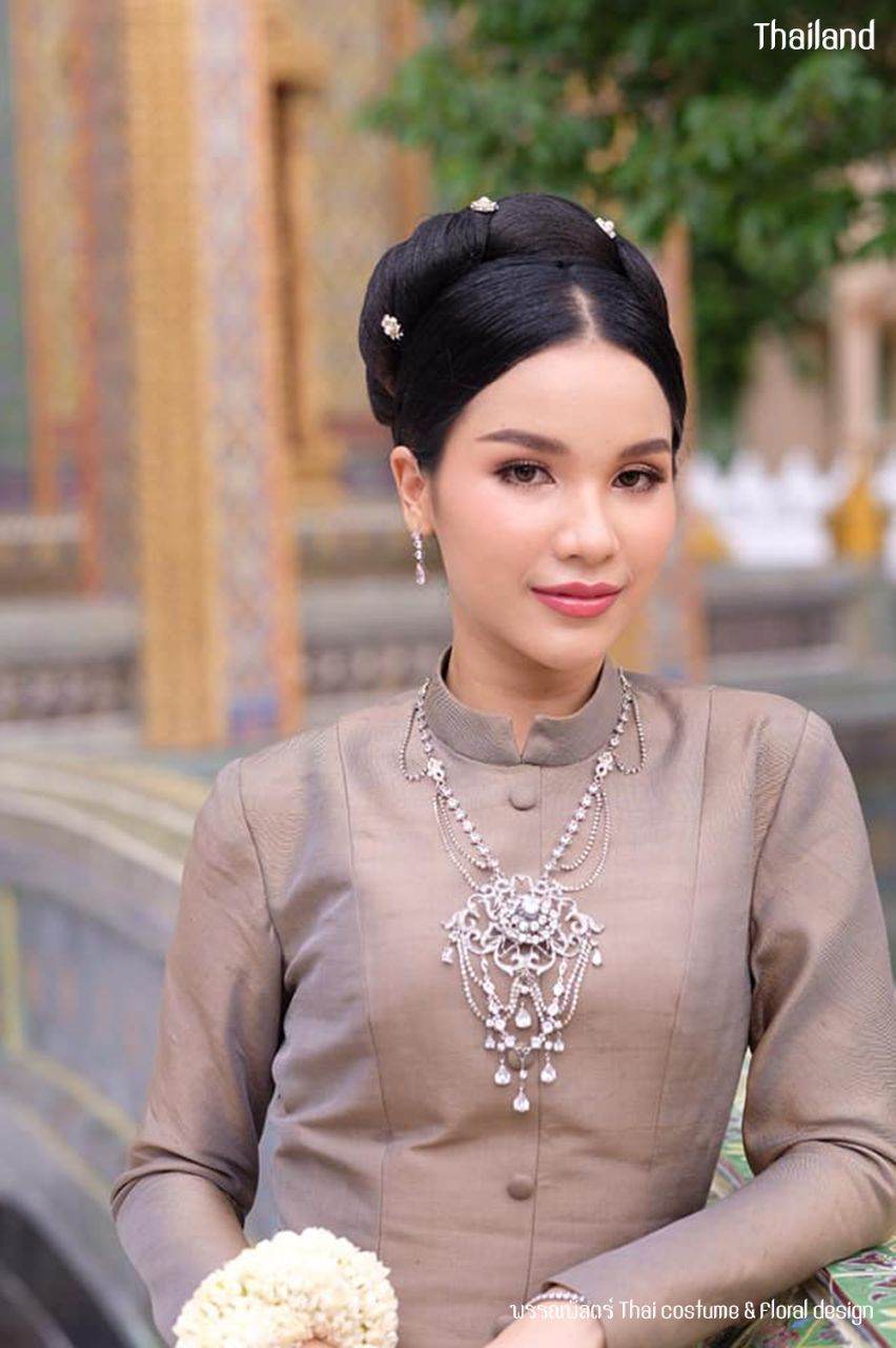 Thai Chitralada Dress: ชุดไทยจิตรลดา | THAILAND