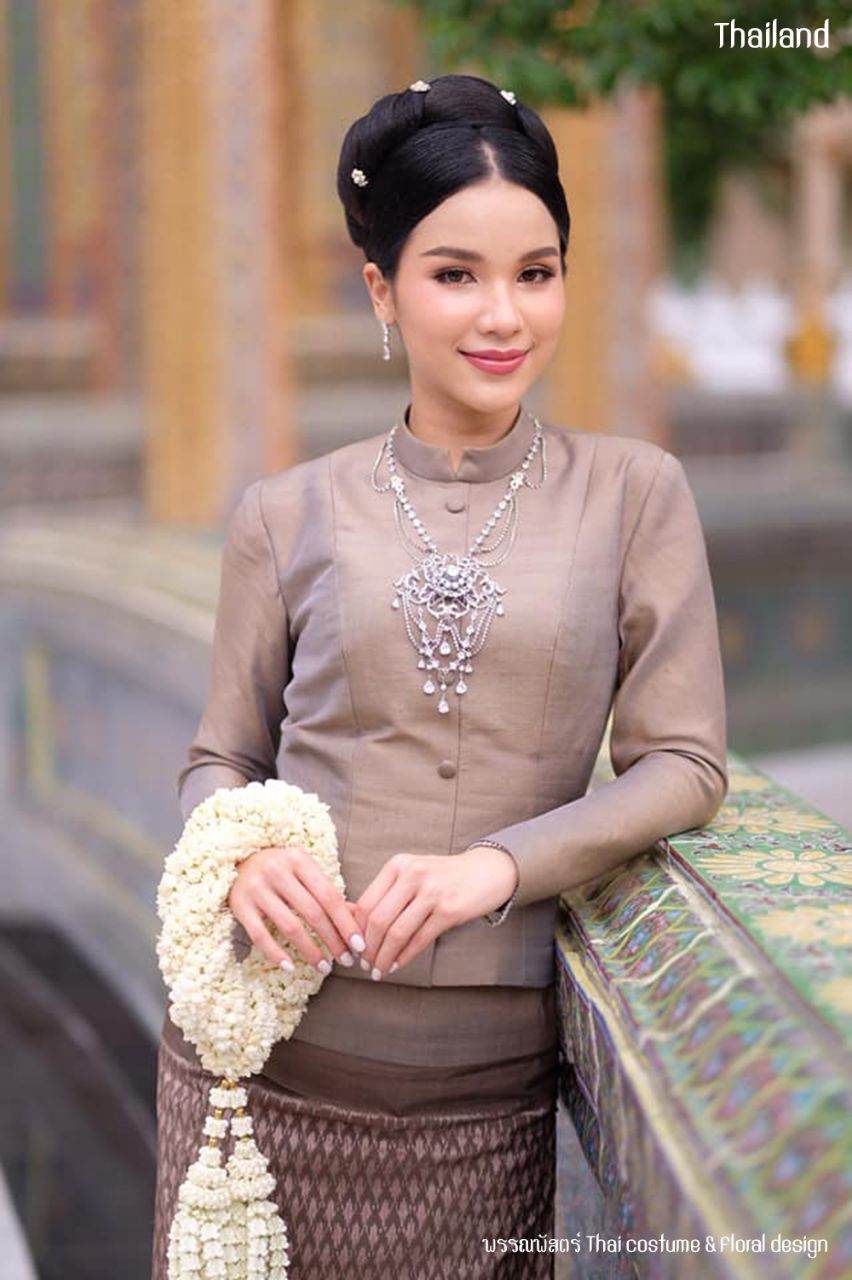 Thai Chitralada Dress: ชุดไทยจิตรลดา | THAILAND