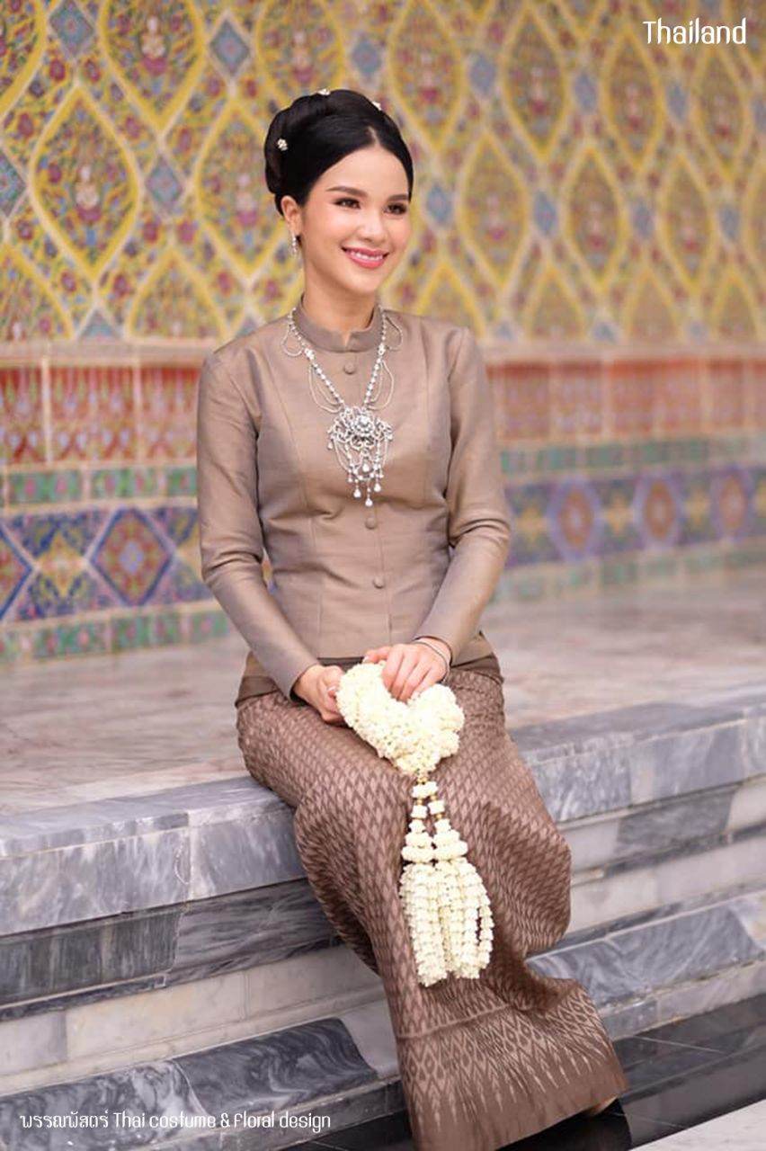 Thai Chitralada Dress: ชุดไทยจิตรลดา | THAILAND