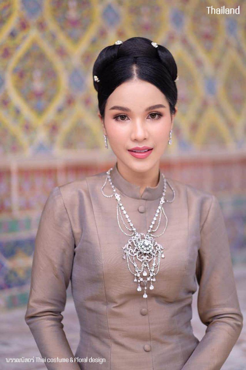 Thai Chitralada Dress: ชุดไทยจิตรลดา | THAILAND