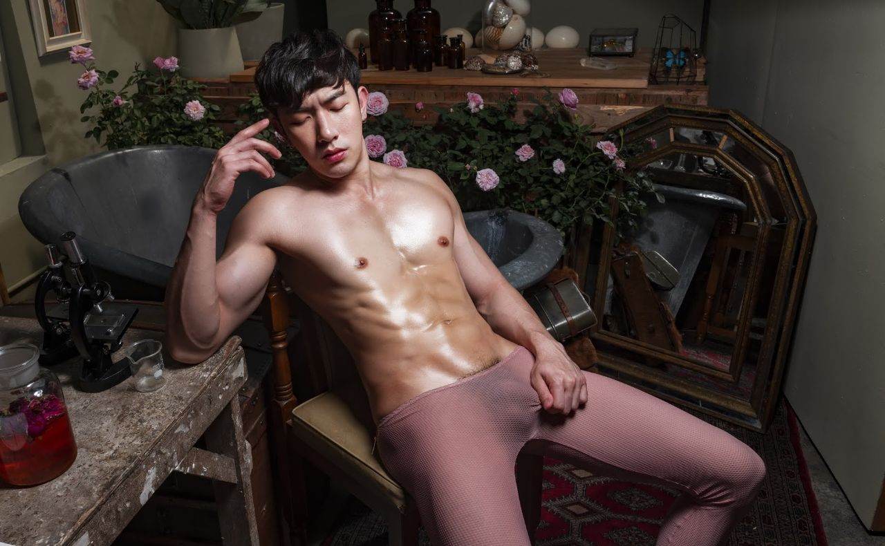 หนุ่มหล่อขึ้นปก 1024.3