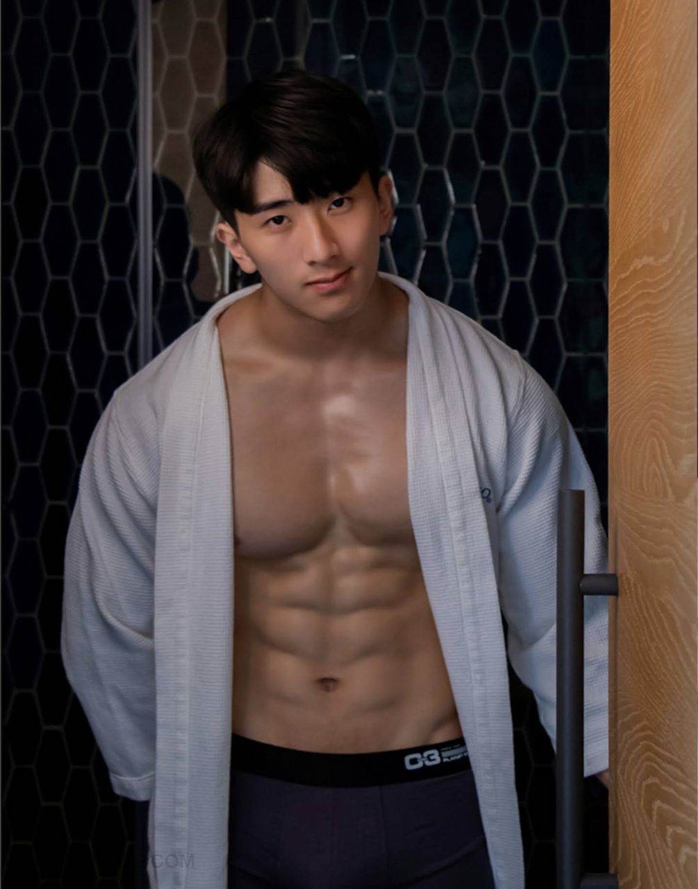 หนุ่มหล่อขึ้นปก 1027.3