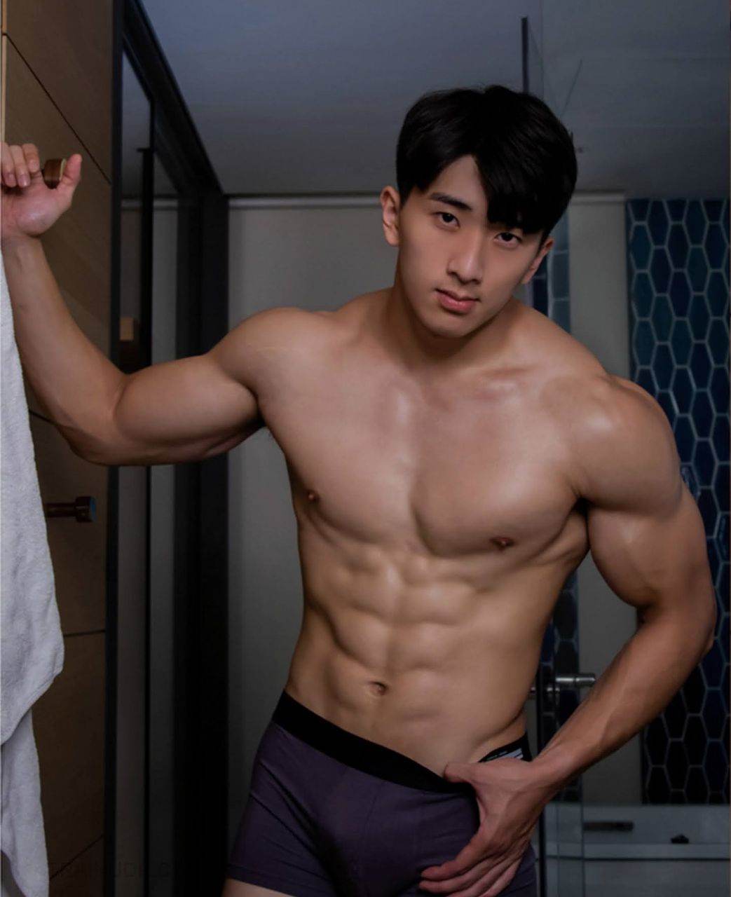 หนุ่มหล่อขึ้นปก 1027.3