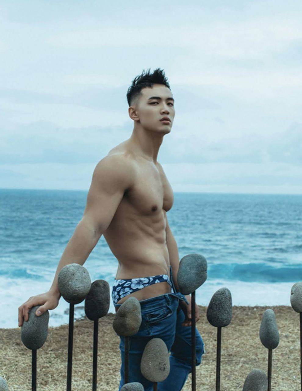 หนุ่มหล่อขึ้นปก 1028.3