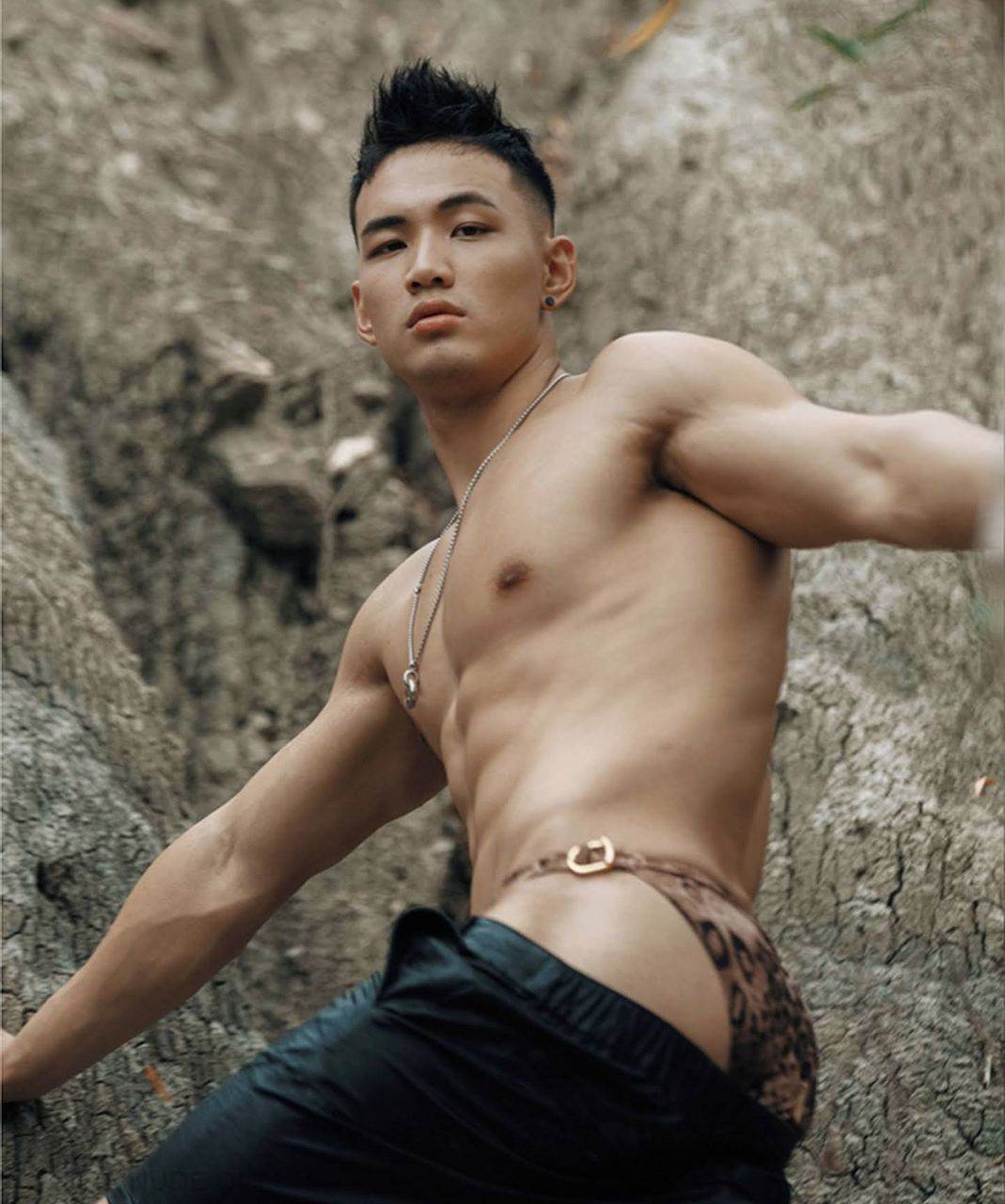 หนุ่มหล่อขึ้นปก 1028.3