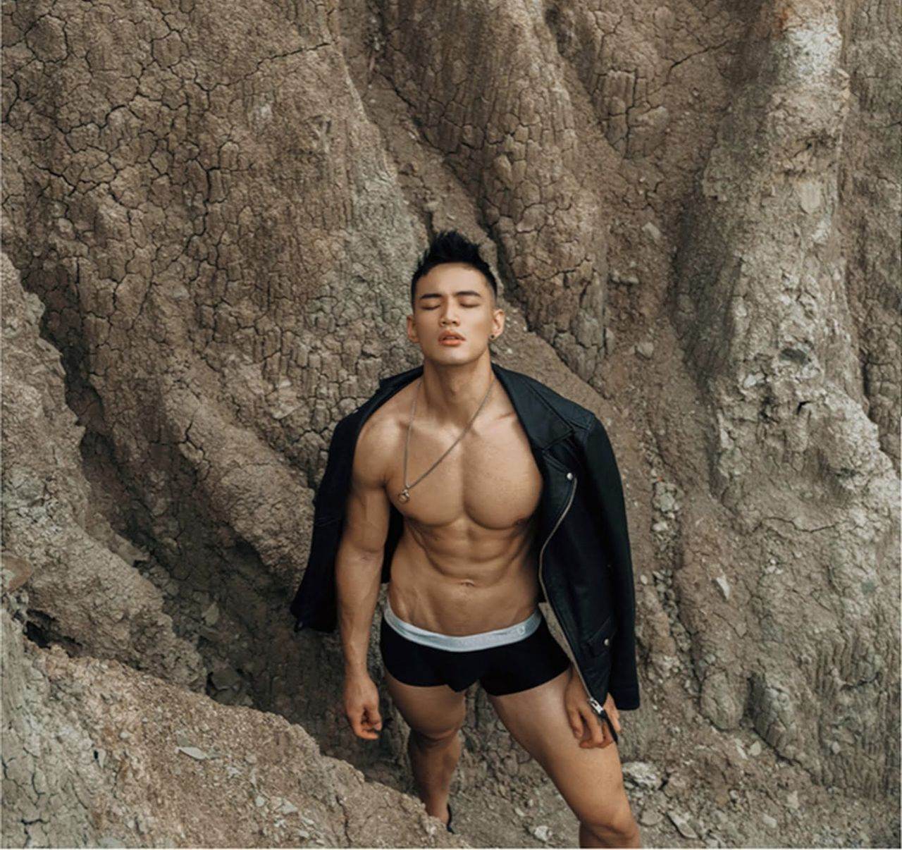 หนุ่มหล่อขึ้นปก 1028.3