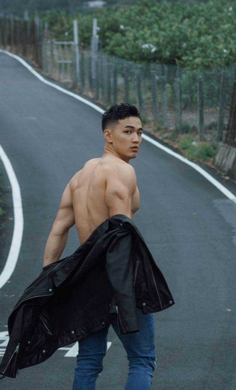 หนุ่มหล่อขึ้นปก 1028.4